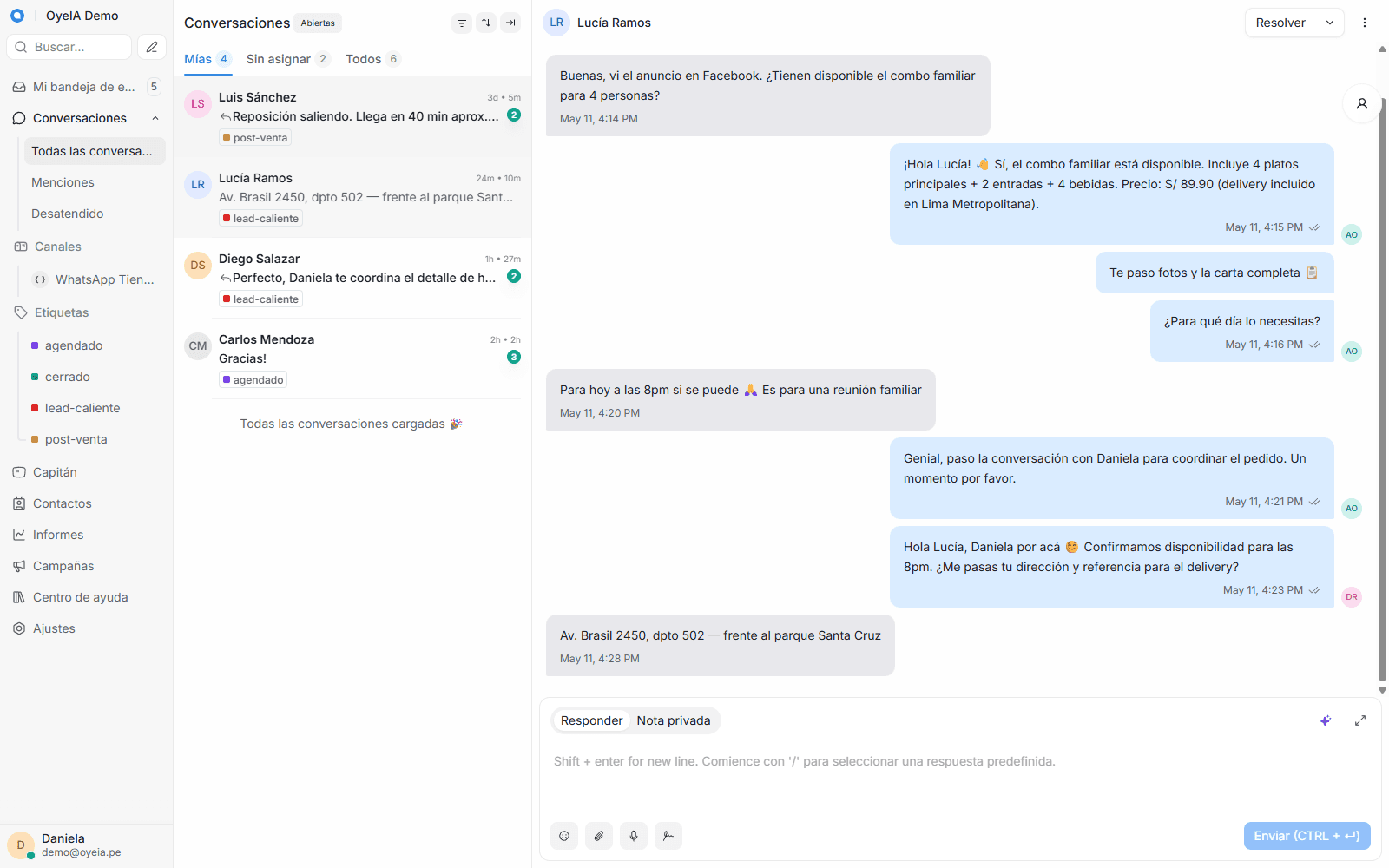 Bandeja unificada de OyeIA mostrando conversaciones de WhatsApp con etiquetas y asignaciones